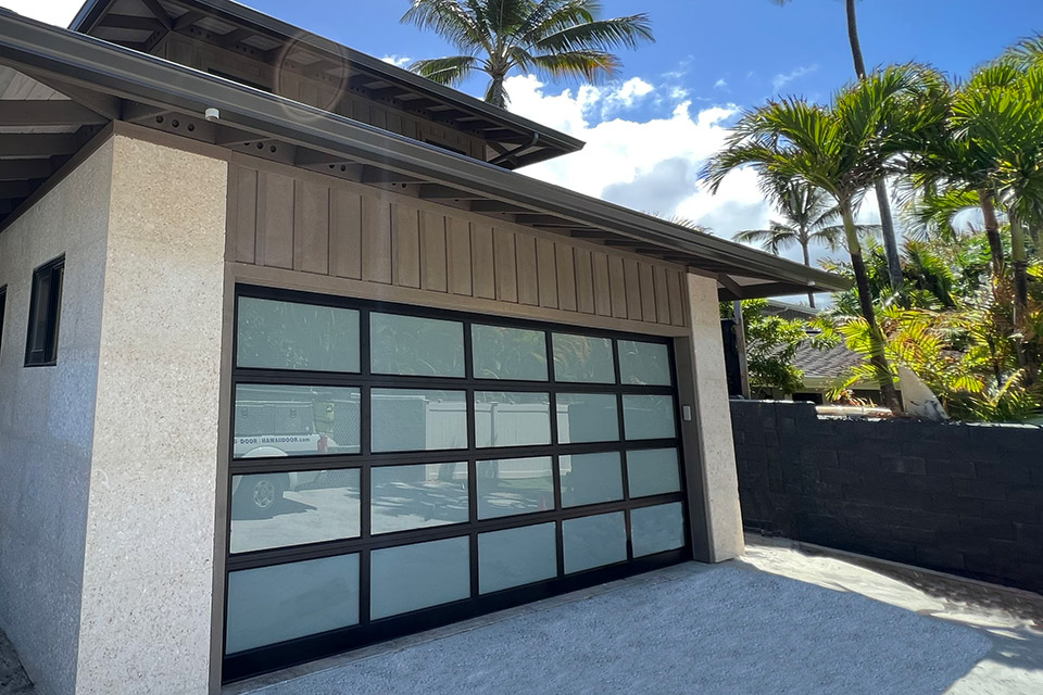 image of Raynor Hawaii door on garage
